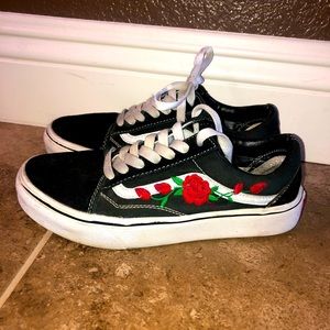 Women’s 5.5 Embroidered Old Skool Vans